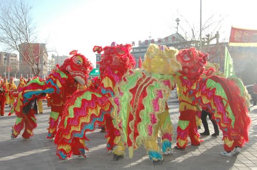 酒泉市2011年元宵節(jié)社火匯演期間，部分社火隊(duì)來(lái)公司拜年
