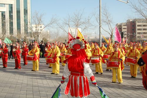 酒泉市2011年元宵節(jié)社火匯演期間，部分社火隊(duì)來(lái)公司拜年
