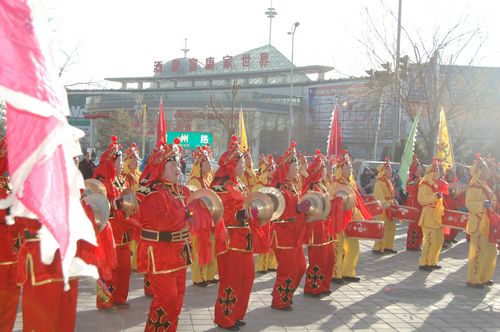 酒泉市2011年元宵節(jié)社火匯演期間，部分社火隊(duì)來(lái)公司拜年