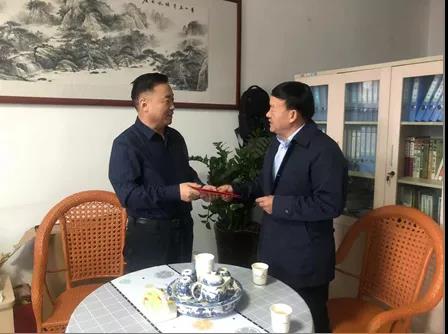 敦煌種業(yè)領(lǐng)導(dǎo)看望慰問(wèn)公司老干部、老黨員及困難黨員職工